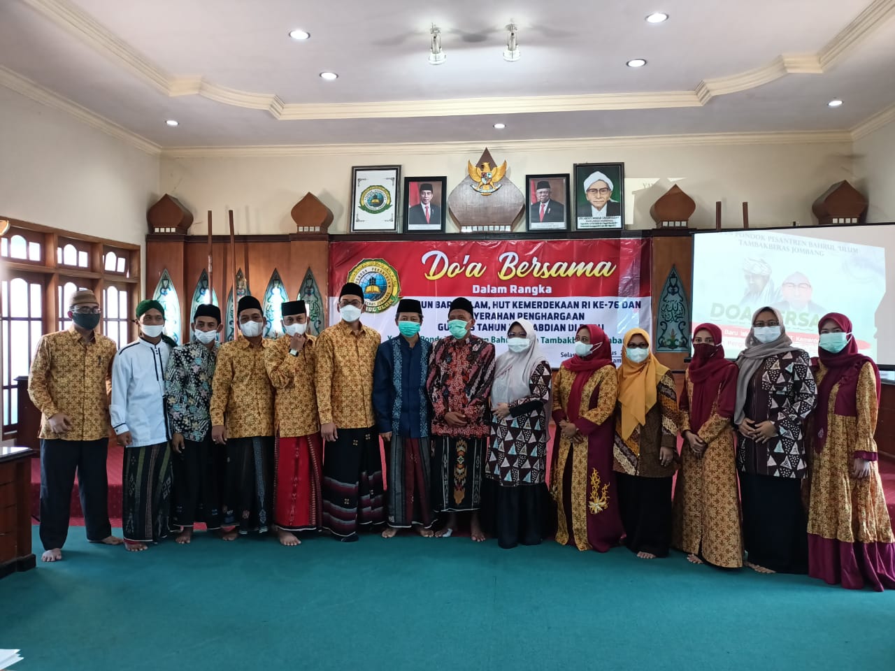 doa-bersama-dalam-rangka-hut-ri-dan-pemberian-penghargaan-kepada-dewan-guru